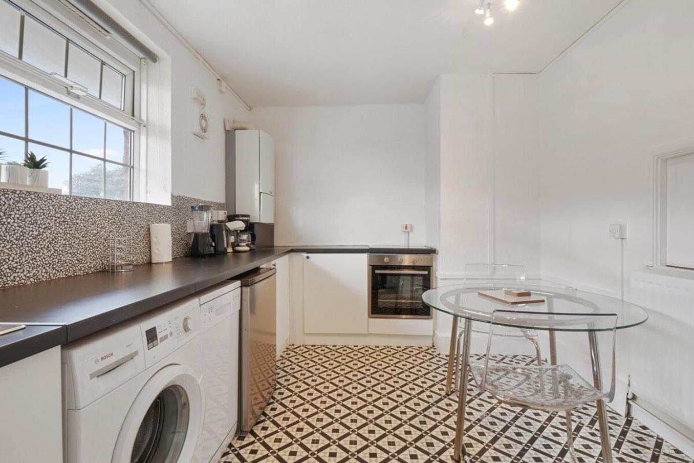 The Serene 2-Bedroom Flat W Free Street Parking ซัตทอน ภายนอก รูปภาพ